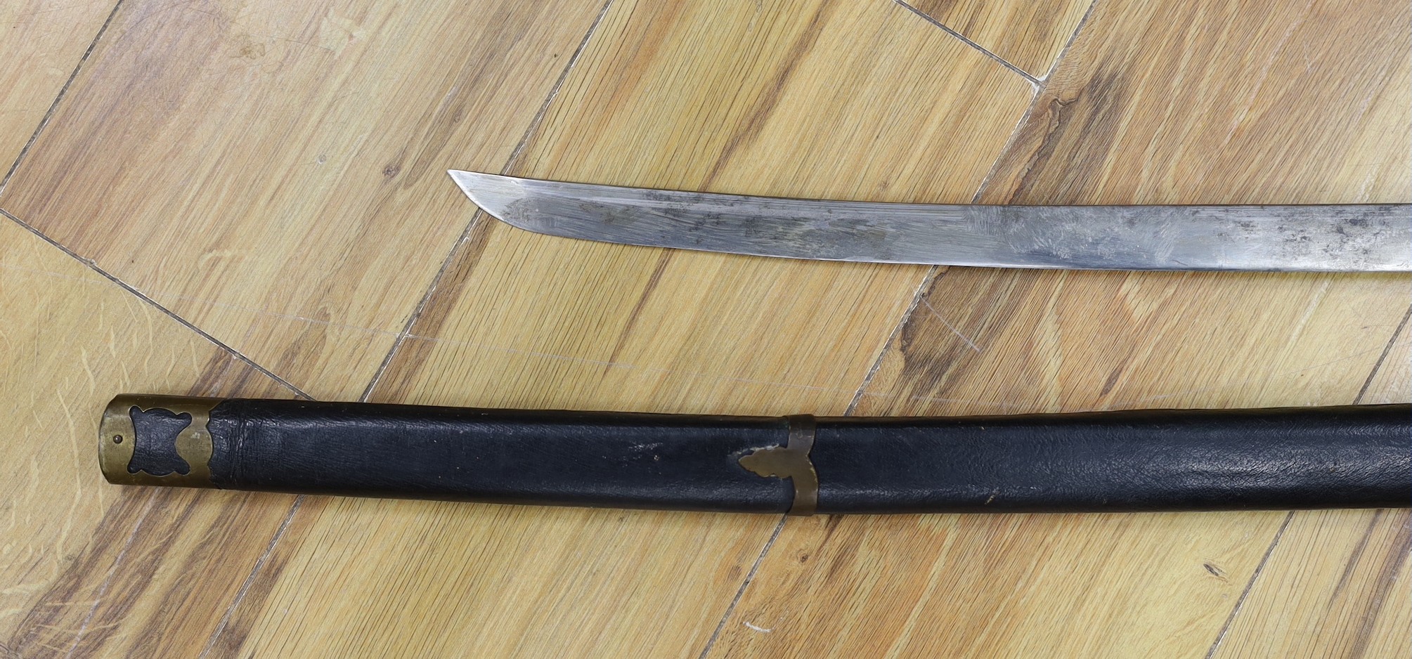 A Japanese katana, possibly a theatrical prop, 101 cms long